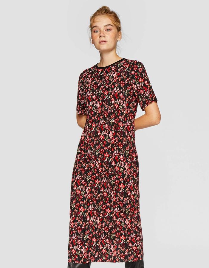 Con el detalle del remate en el cuello para recordar aún más a una t-shirt. Fantásticos colores (Stradivarius, 25,99 euros).