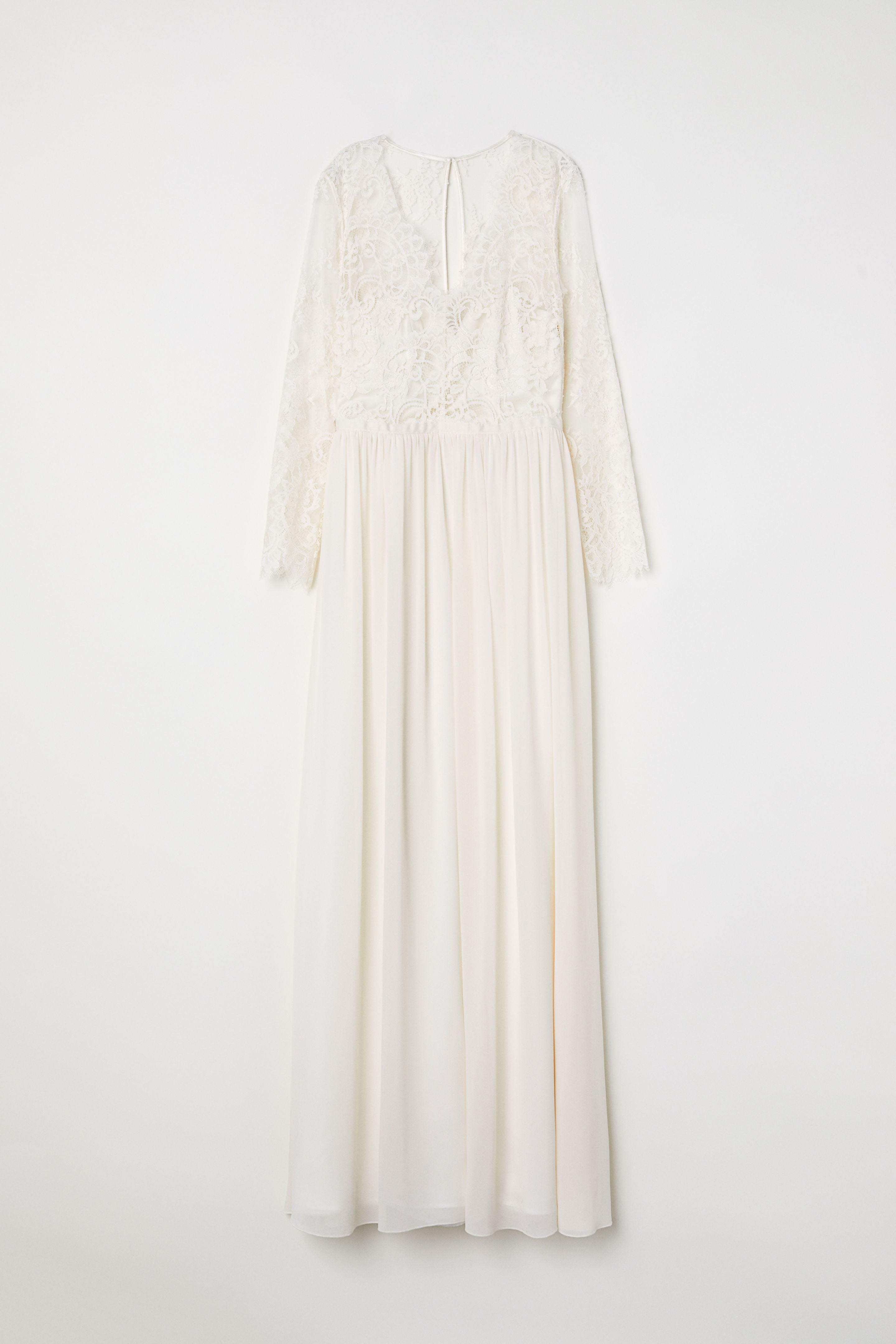 Los años 20 nunca estuvieron tan de moda.Se trata de una pieza de encaje y falda en tejido vaporoso, escote de pico con borde festoneado, cierre de lágrima con botón revestido en la nuca, mangas y cintura entallada con cinta de grosgrain. Precio: 199 euros.