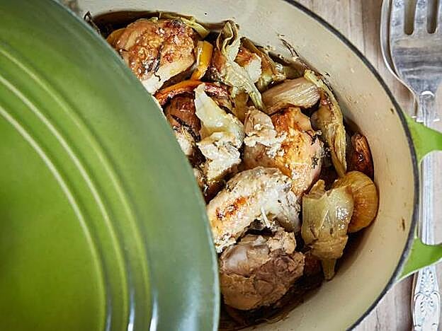 El resultado final del pollo guisado con chalotas.