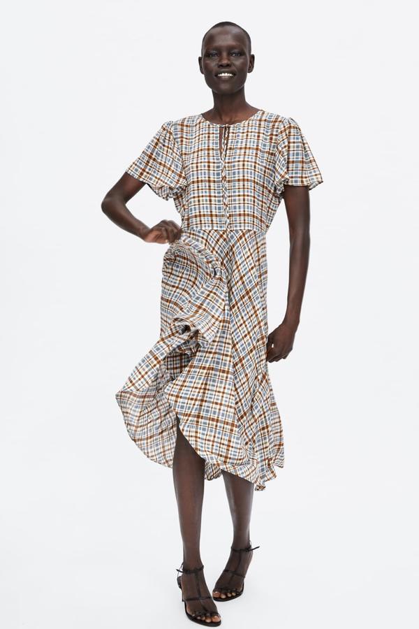 Vestido de cuadros fluido, 39,95 euros.