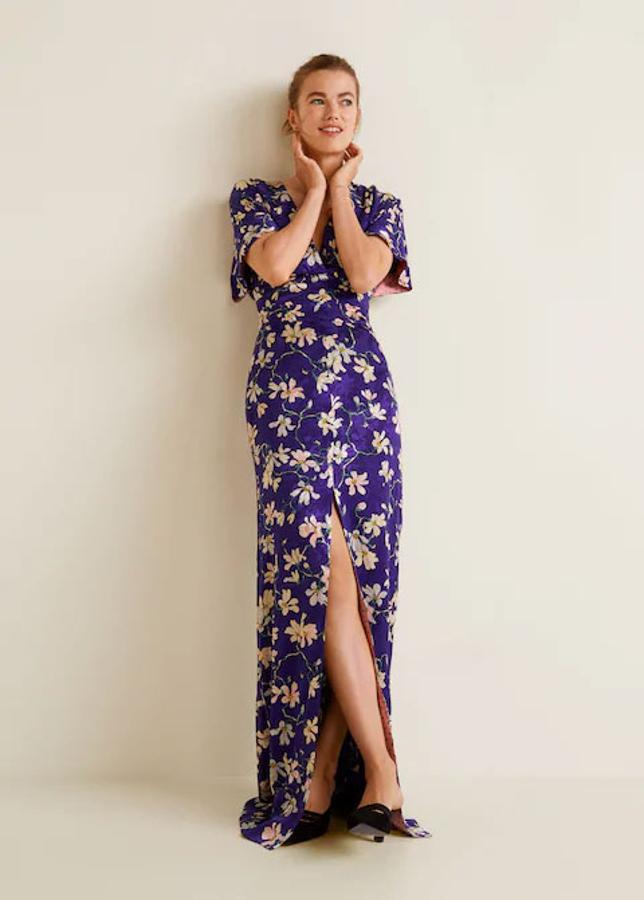 Vestido largo con estampado floral y abertura, 69,99 euros.