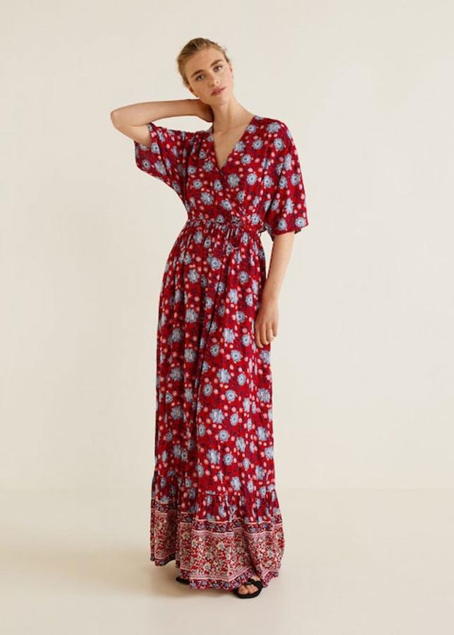 Vestido largo con diseño floral, escote en pico y manga corta, 39,99 euros.