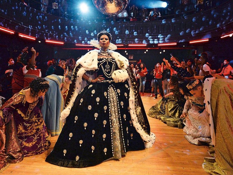 'POSE' (FX): Ambientada en los 80 en Nueva York, muestra la subcultura transgénero en los night clubs. Uno de los protagonistas estudia danza en una academia y todos se retan los fines de semana en combates coreográficos y carnavalescos.