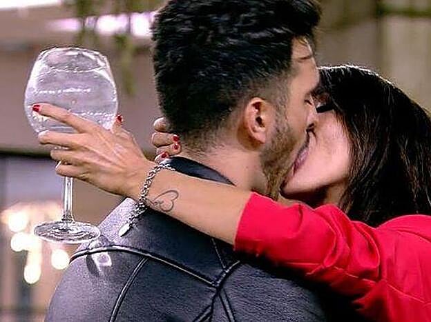 Momento del beso apasionado entre Suso Álvarez y Aurah Ruiz.