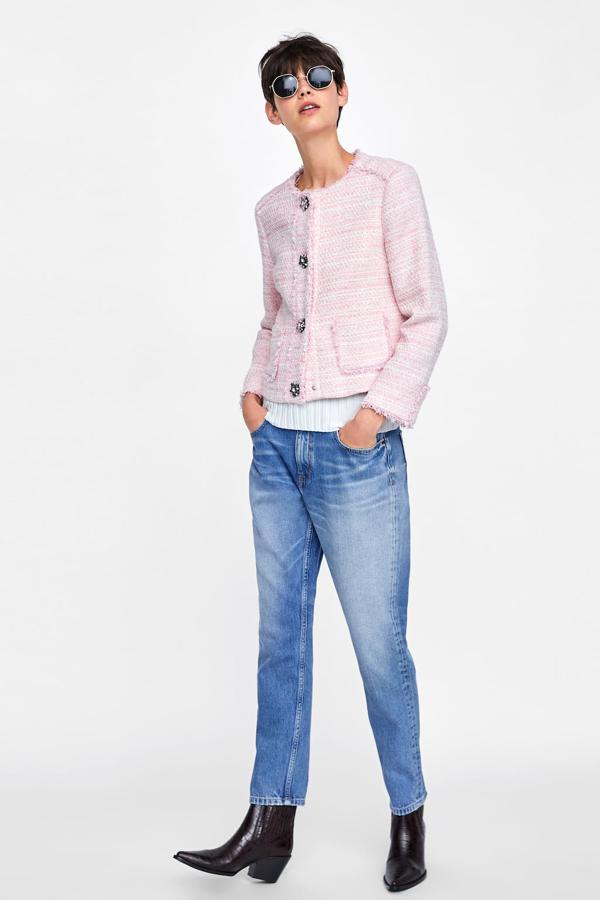 Blazer con estructura y detalle de joyas, 25,99 euros.