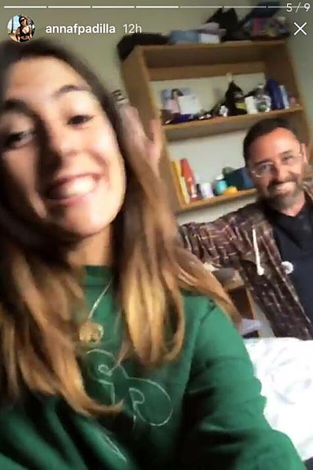 Anna Ferrer en una imagen junto a su padre.