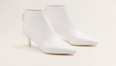 Botín con tacón bajo y cremallera de Mango: 49,99 euros.