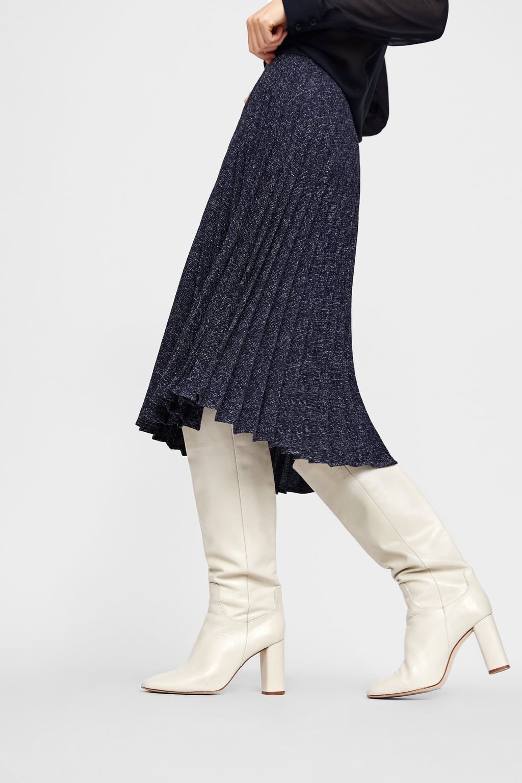 Bota de piel con tacón, disponible en varios colores: 99,95 en Zara.