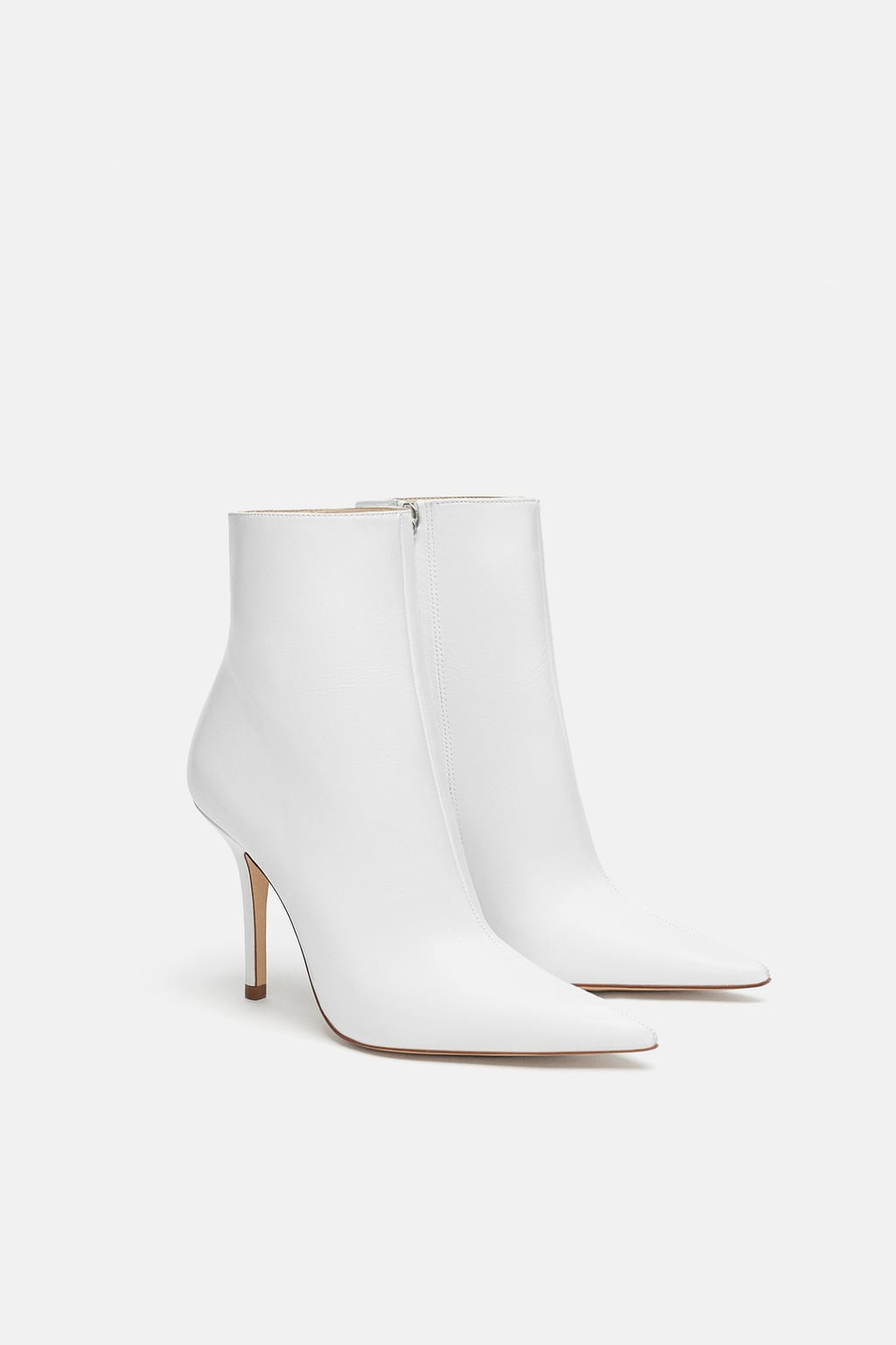 Botín blanco con tacón disponible en varios colores: 69,95 euros en Zara.