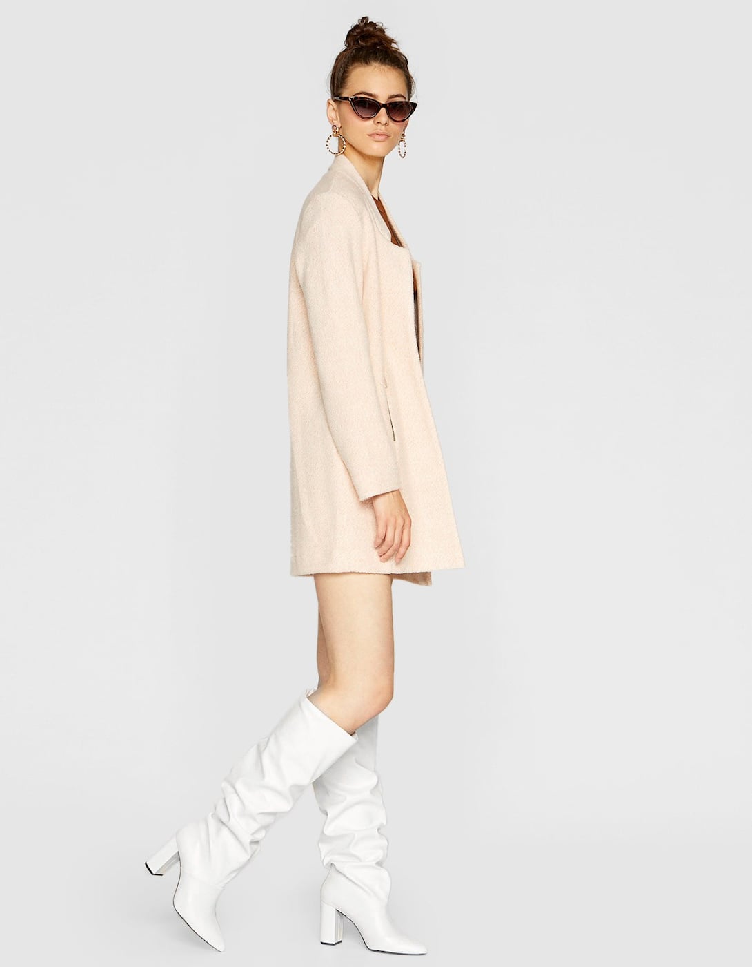 Bota alta con tacón de Stradivarius: 49,99 euros.