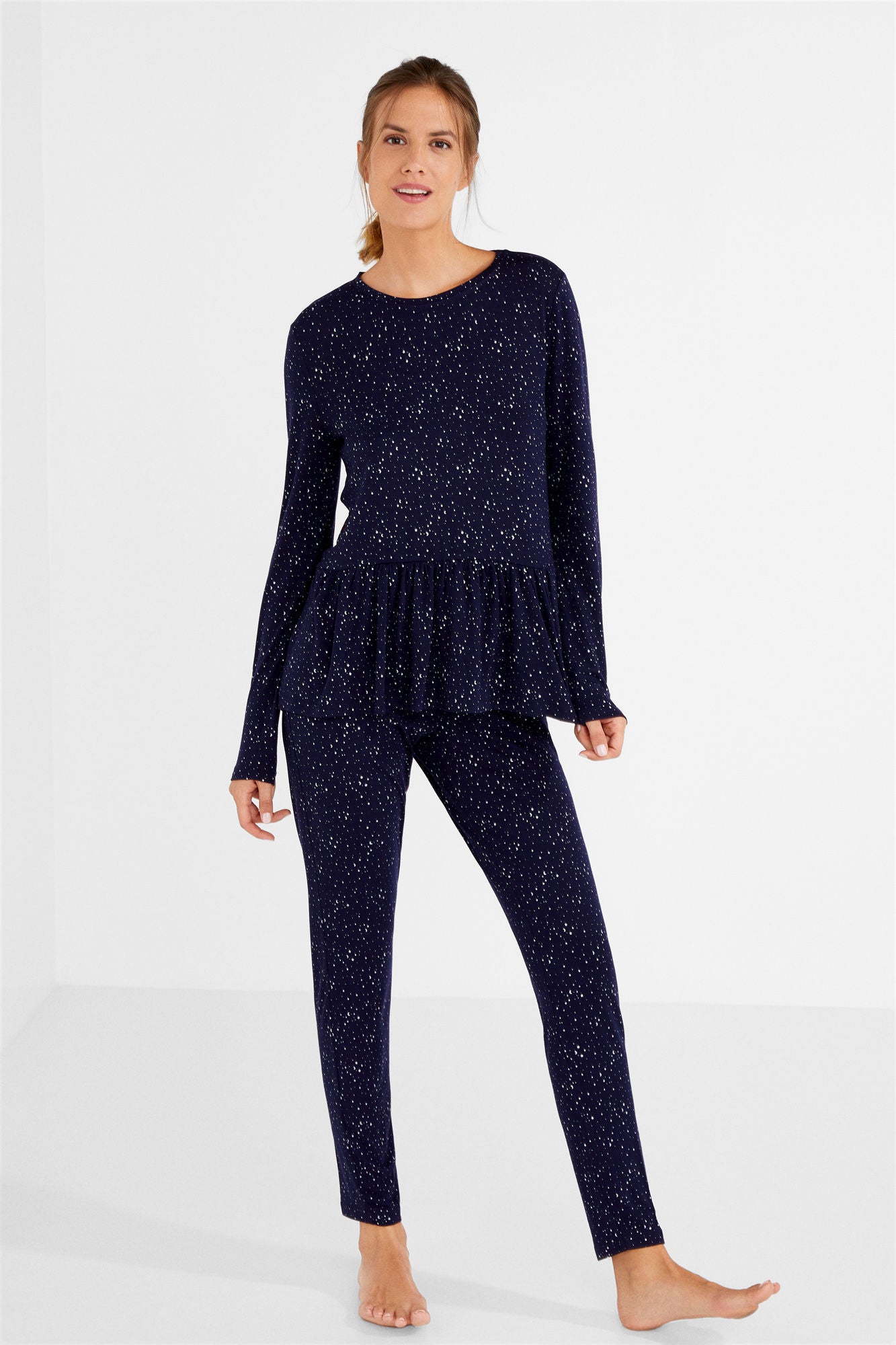 Pijama largo con estampado de estrellas e Women Secret: 32,99 euros.