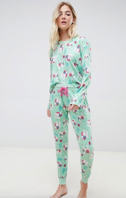 Pijama largo con diseño navideño de llama de Asos: 41,99 euros.