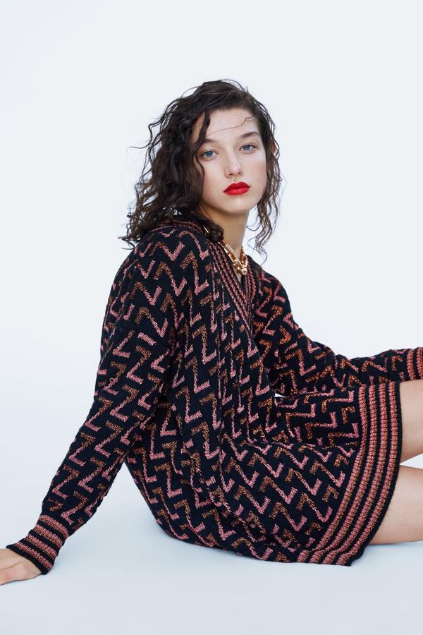 Los ribetes en contraste en mangas, bajo y cuello enmarcan el estampado con  el original logo de Zara  (29,95 euros).