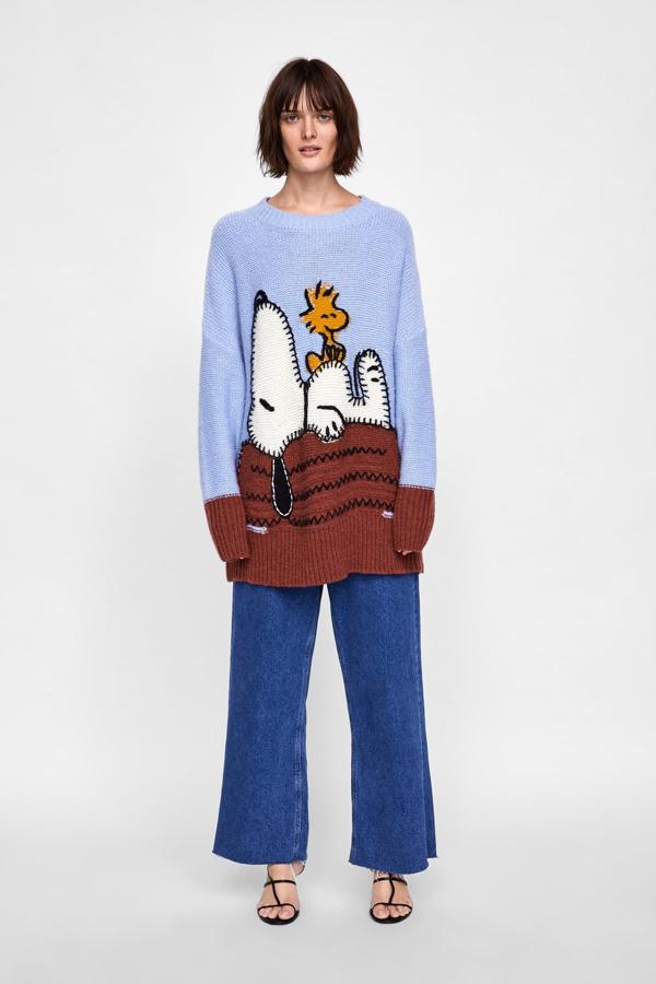 Irresistible este diseño con Snoopy y fondo azul de Zara: entrañable y nostálgico (39,95 euros).
