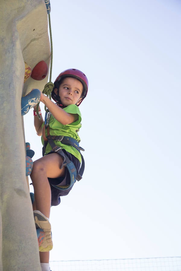 El rocódromo del Go Family de Mujerhoy tuvo mucho éxito y no fueron pocos los niños (de todas las edades) que se atrevieron a experimentar el arte de superarse tramo a tramo.