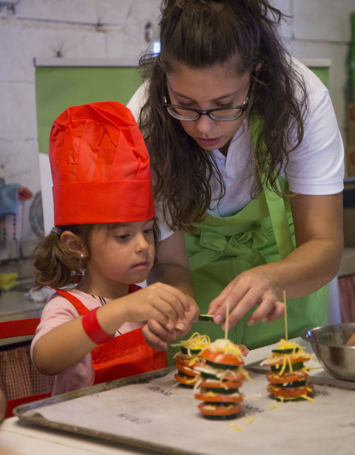 Tamara, de Fundaland ayudando a los peques a hacer lasañas de colores con la mejor materia prima de la mano de Arla Foods en uno de los talleres de más éxito de Go Family.