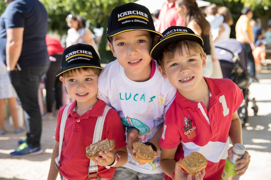 Peques felices en Go Family con gorras de nuestros amigos de Kärcher para protegerse del sol y tostaditas de mantequilla de cacahuete de Capitán Maní con mucha energía.