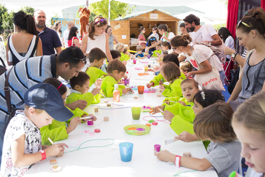 El Espacio Ikea de Go Family fue uno de los más visitados, pintaron máscaras, tiraron dardos y pintaron en familia. ¡El taller de pintar collares fue todo un éxito!