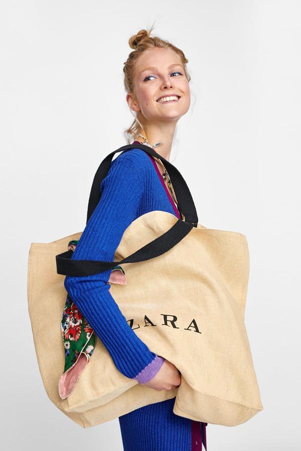 Los maxi bolsos vienen pisando fuerte esta temporada, y si Balenciaga elevó a lujo la bolsa azul de IKEA... ¿Por qué no este 'shopper' con el logo de Zara impreso? Cuesta 9.95 euros.