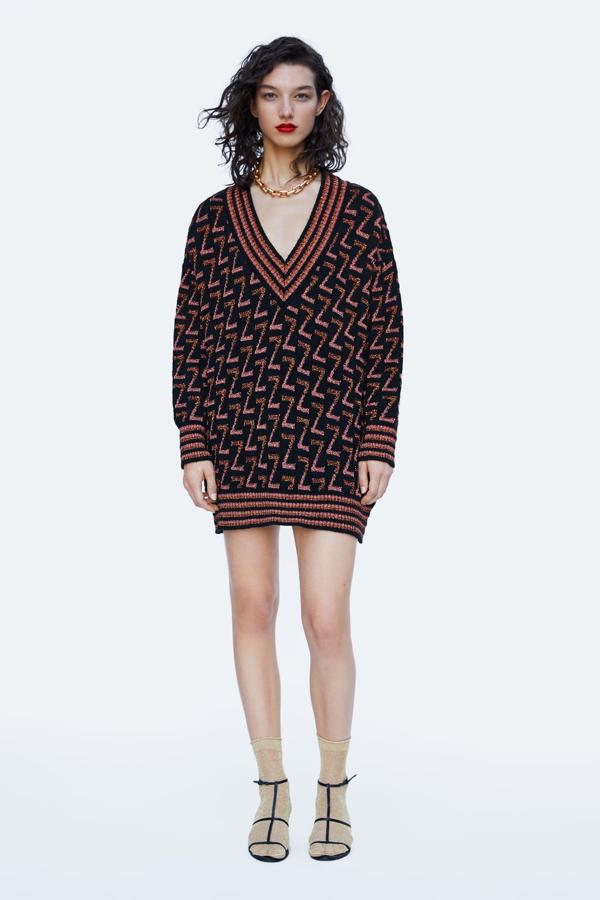 Jersey 'oversize' o mini vestido, tú eliges cómo llevar esta prenda de punto con detalles 'glitter' plagada de logos de Zara. Su precio: 29.95 euros.
