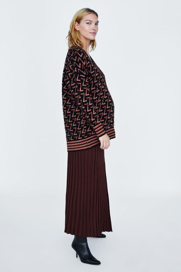 La colección Zara Mum también se ha sumado a la logomanía con este jersey que cuesta 29.95 euros.