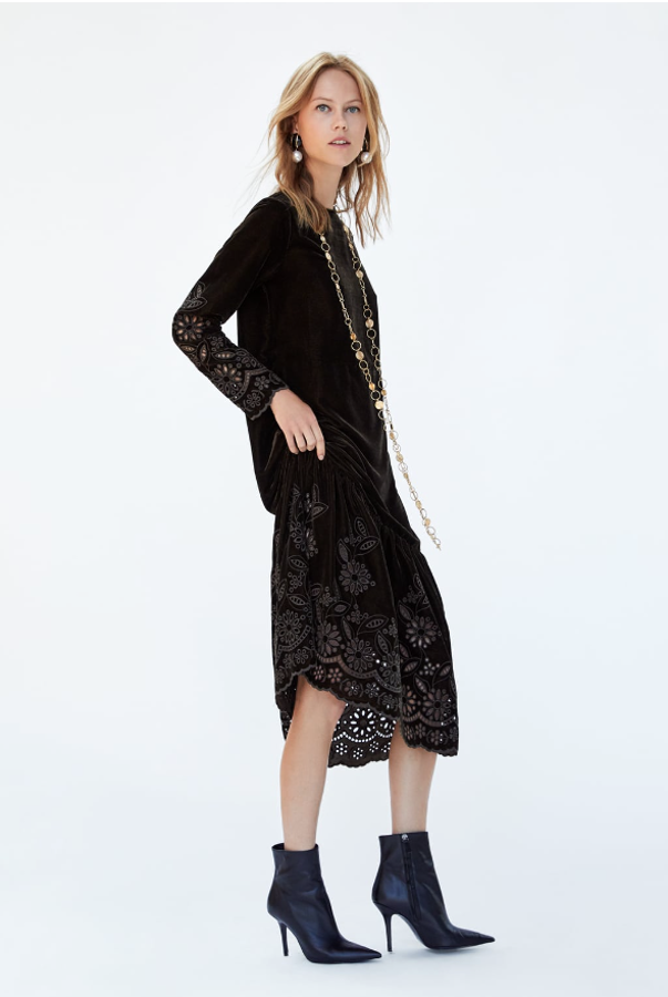 Está a punto de agotarse, pero aún llegas a tiempo de hacerte con uno de los diseños más bonitos en terciopelo de la temporada: con un volante como remate y detalles perforados (Zara, 49,95 euros).