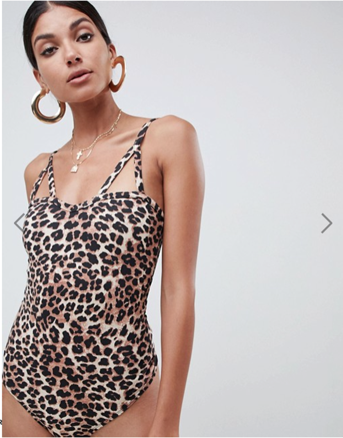 Espectacular diseño con escote corazón y estilo tanga que hace un efecto casi corsé (Asos Design, 23,99 euros).