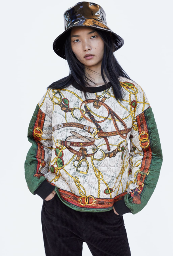 Original conjunción de una pieza deportiva con un estampado súper clásico. Para un look preppy o para iniciar en el streetwear a tu madre (Zara, 25,95 euros).
