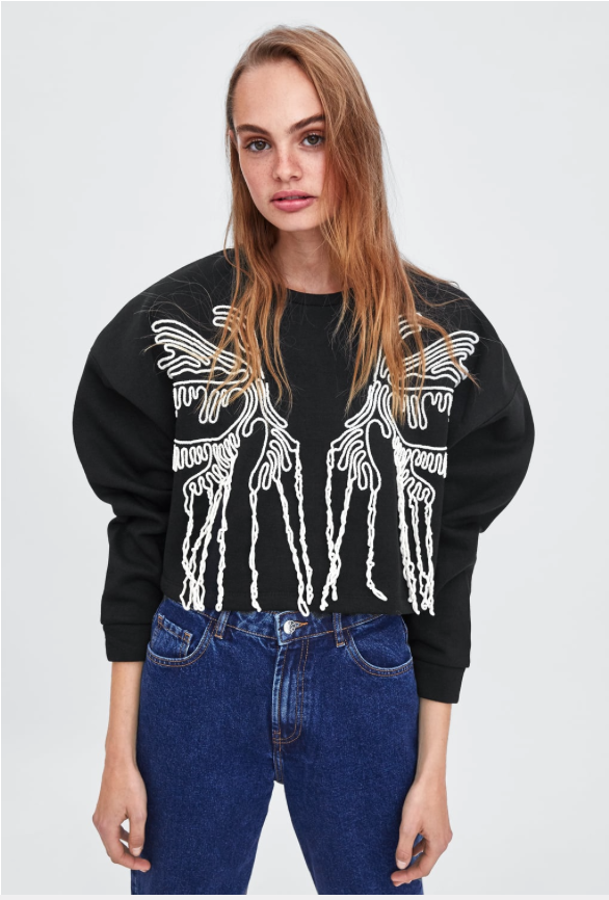 Un ejemplo de hasta qué punto se puede experimentar con una sudadera: este diseño crop con mangas farol y bordado es de lo más original que encontramos en las tiendas (Zara, 15,95 euros).