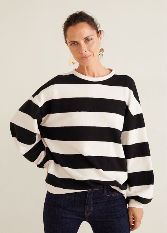 El estampado de rayas blancas y negras es de lo más versátil: lo mismo funciona en looks clásicos y serenos que podemos usarlo a lo grunge (Mango, 15,99 euros).