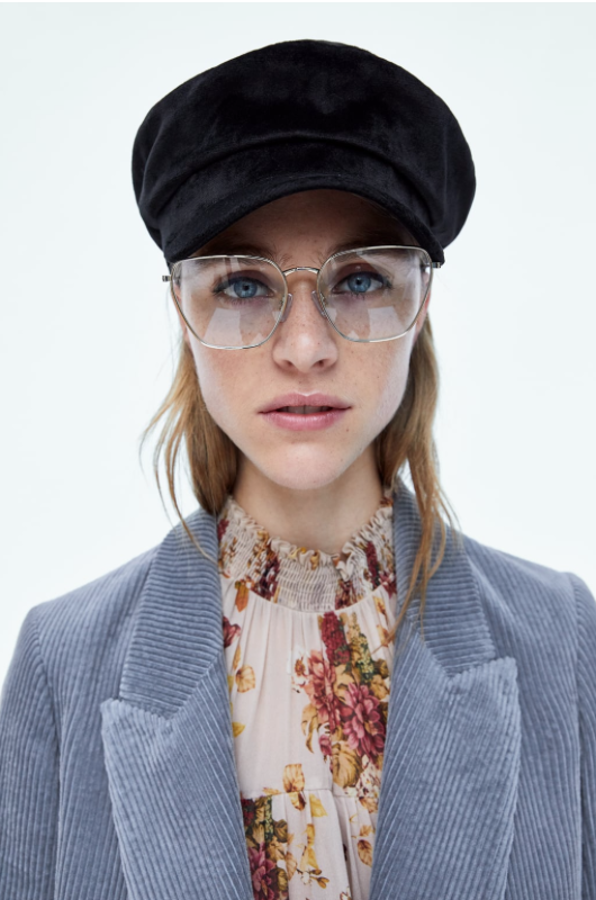 Imprescindible esta temporada, mejor si le añades el toque romántico que le aporta el terciopelo (Zara, 15,95 euros).