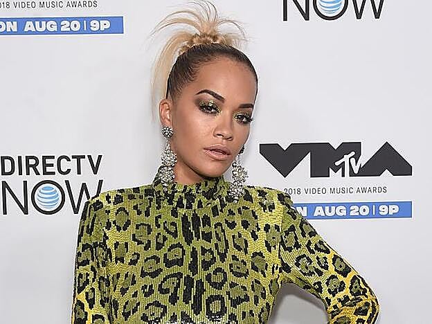 Rita Ora combina el color de su sombra de ojos con el de su ropa.