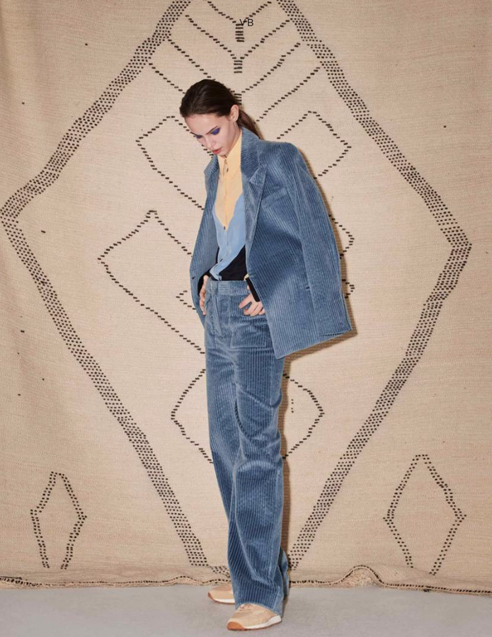 La nueva colección de otoño-invierno de VVB tiene varias piezas destacables: unas camisetas (115 euros) de algodón, blancas o negras, con una reveladora frase: "It's a dark but happy place" ("Es un lugar oscuro, pero feliz") que probablemente se refiere al negocio de la moda; un par de conjuntos de falda plisada y camisa a juego y una capa-abrigo espectacular (1.350 euros). Sin embargo, la verdadera estrella de la línea es un traje de pana en terciopelo en un colo azul retro maravilloso.