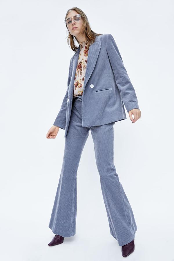 Lo mejor es el precio: la blazer de Zara no llega a los 60 euros y los pantalones, a los 40. Por menos de 100 euros te llevas un traje fantástico que Victoria Beckham vende por 1.200. Eso sí: sin el toque aterciopelado. No se puede tener todo. Un truco de experta para que parezca más caro: cambiarle los botones.