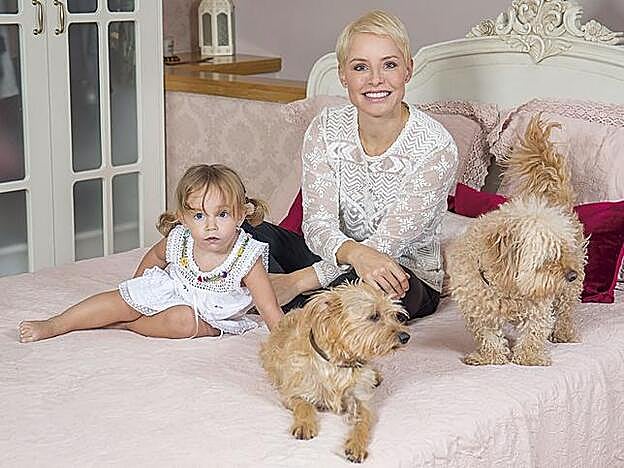 Soraya Arnelas posa con su hija Manuela y con sus dos perros.