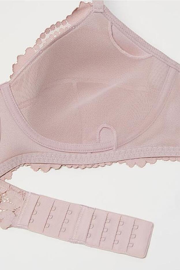 Cuenta con bolsillos de malla en el interior y un cierre ancho con siete posiciones.