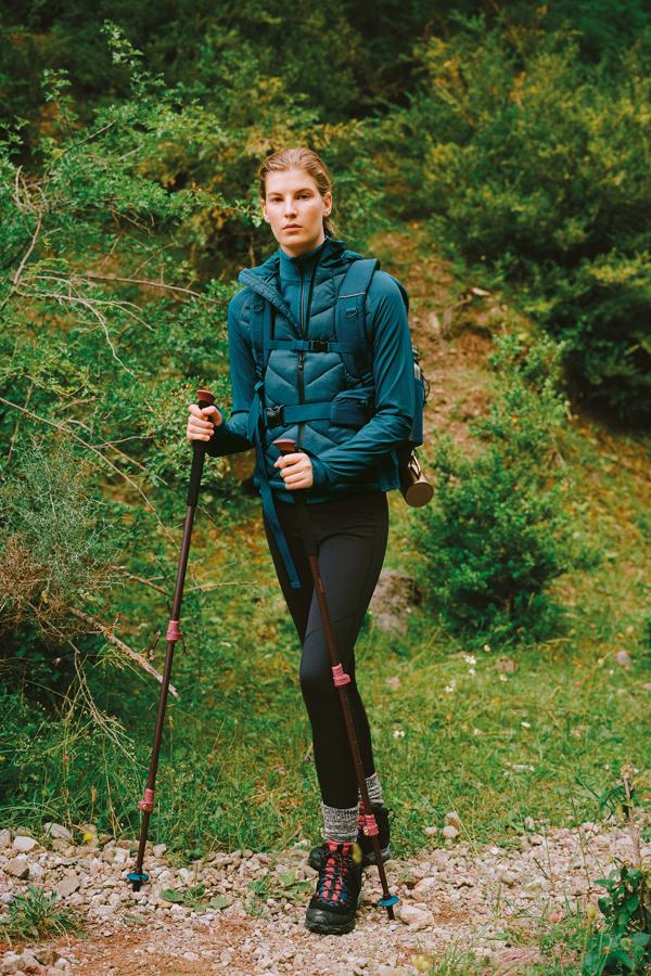 Chaqueta con relleno primaloft (59,99 euros), leggings repelentes al agua (39,99 euros) y palos de Trekking (39,99 euros).