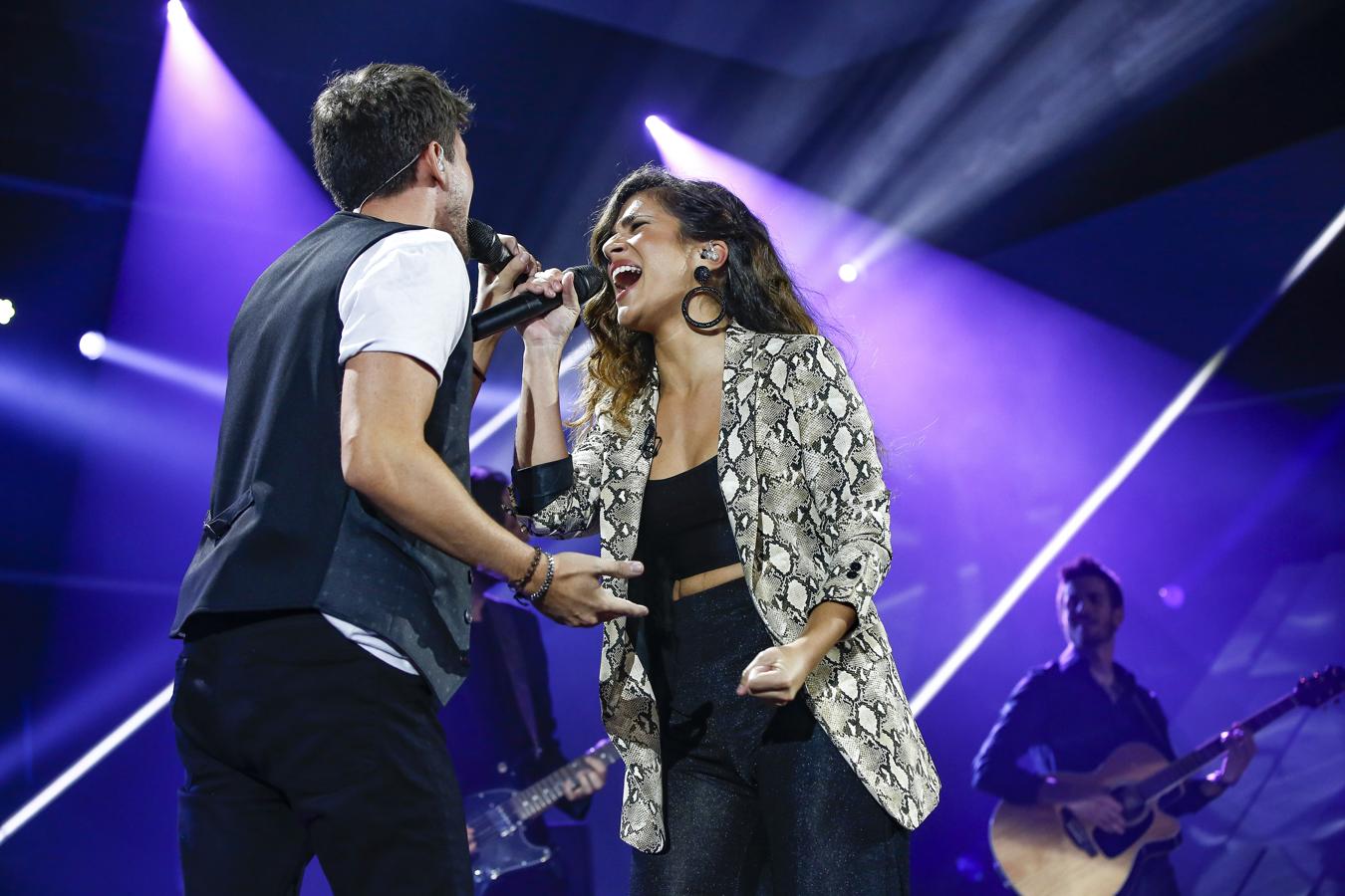Crop top y americana con estampado de serpiente: no falla. Julia Medina llevó todas las tendencias del otoño a la gala de OT.