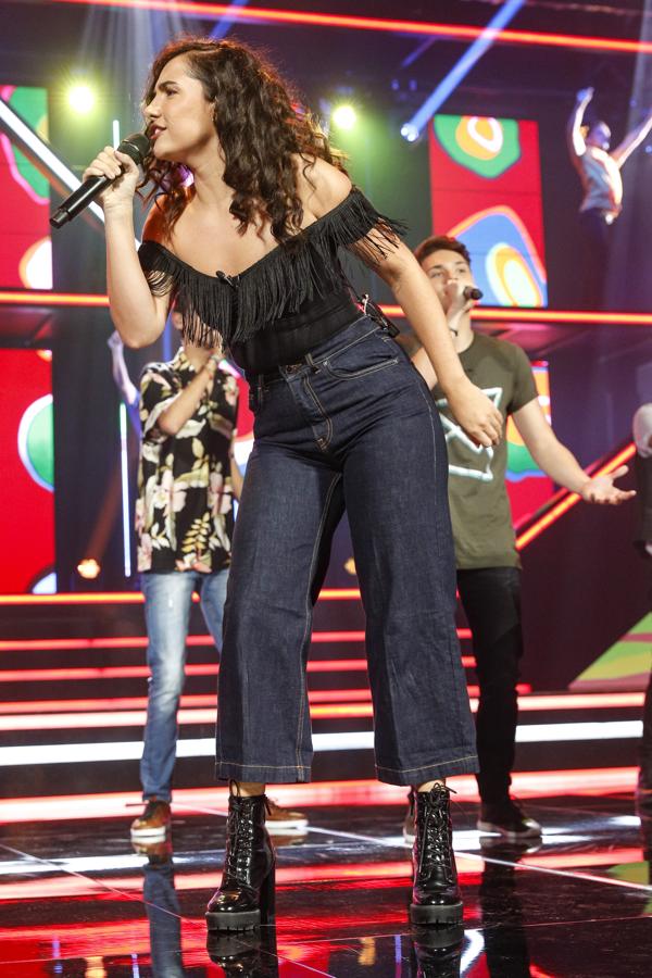 Marta Sango salió al escenario con un crop top de escote bardott y flecos, vaqueros y botas estilo militar con charol y tacón.