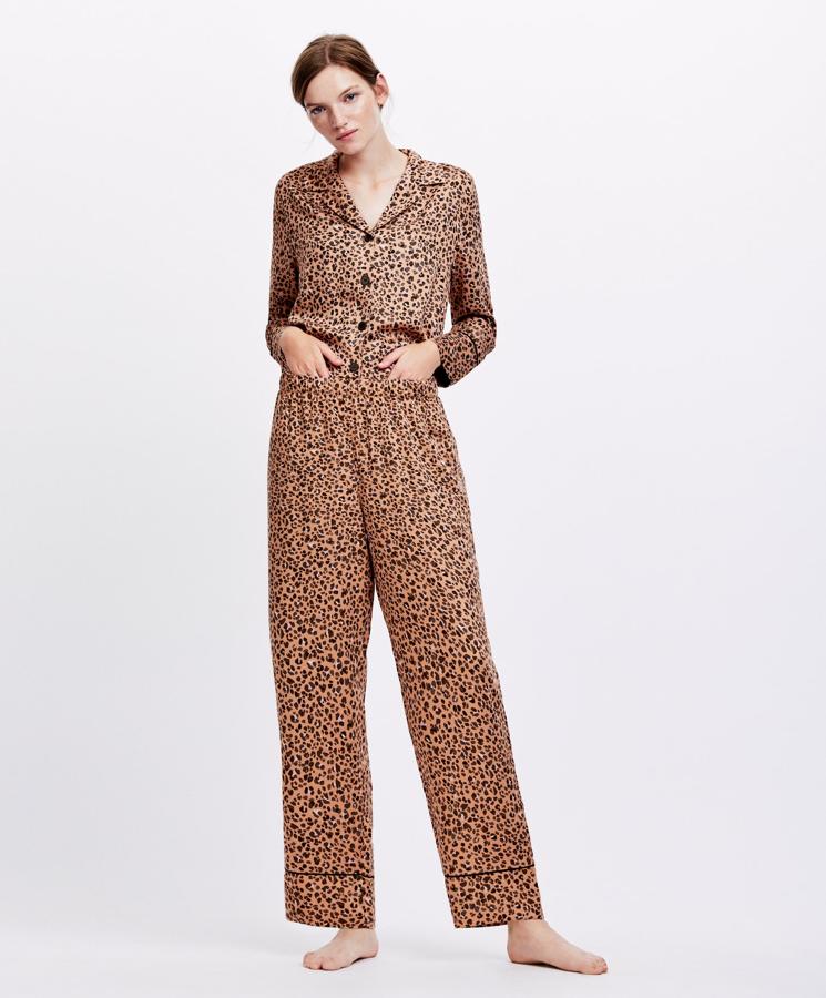 El estampado 'animal print'  marca el ritmo del otoño, y este pijama coordinado de Oysho (22.99 la camisa y 17.99 el pantalón) nos lo imaginamos con unos altísimos 'stiletto' negros y un clutch para poner un punto salvaje a las noches de otoño.
