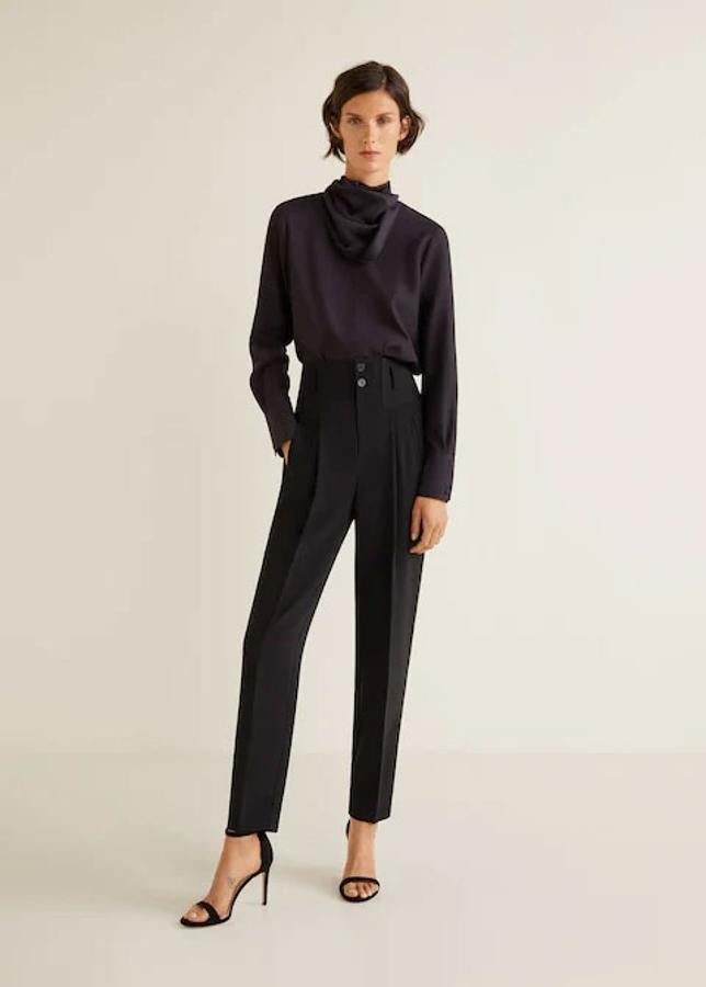 Pantalón básico de traje en color negro y con cierre de botones frontal, 39,99 euros.
