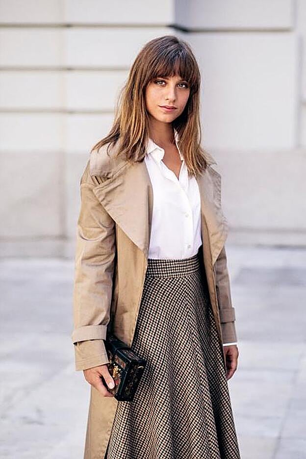 Trench y camisa de Max Mara, falda de Esprit y bolso de Louis Vuitton.