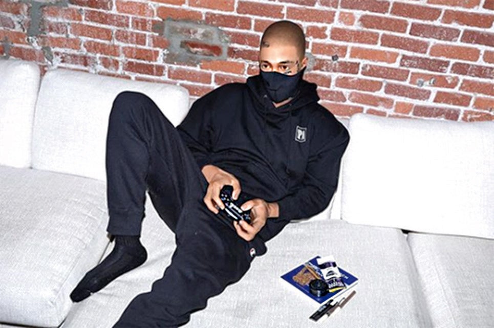 En casi todas sus imágenes lleva una máscara que oculta la parte inferior de su rostro, pero su cráneo rapado y sus tatuajes le hacen reconocible.