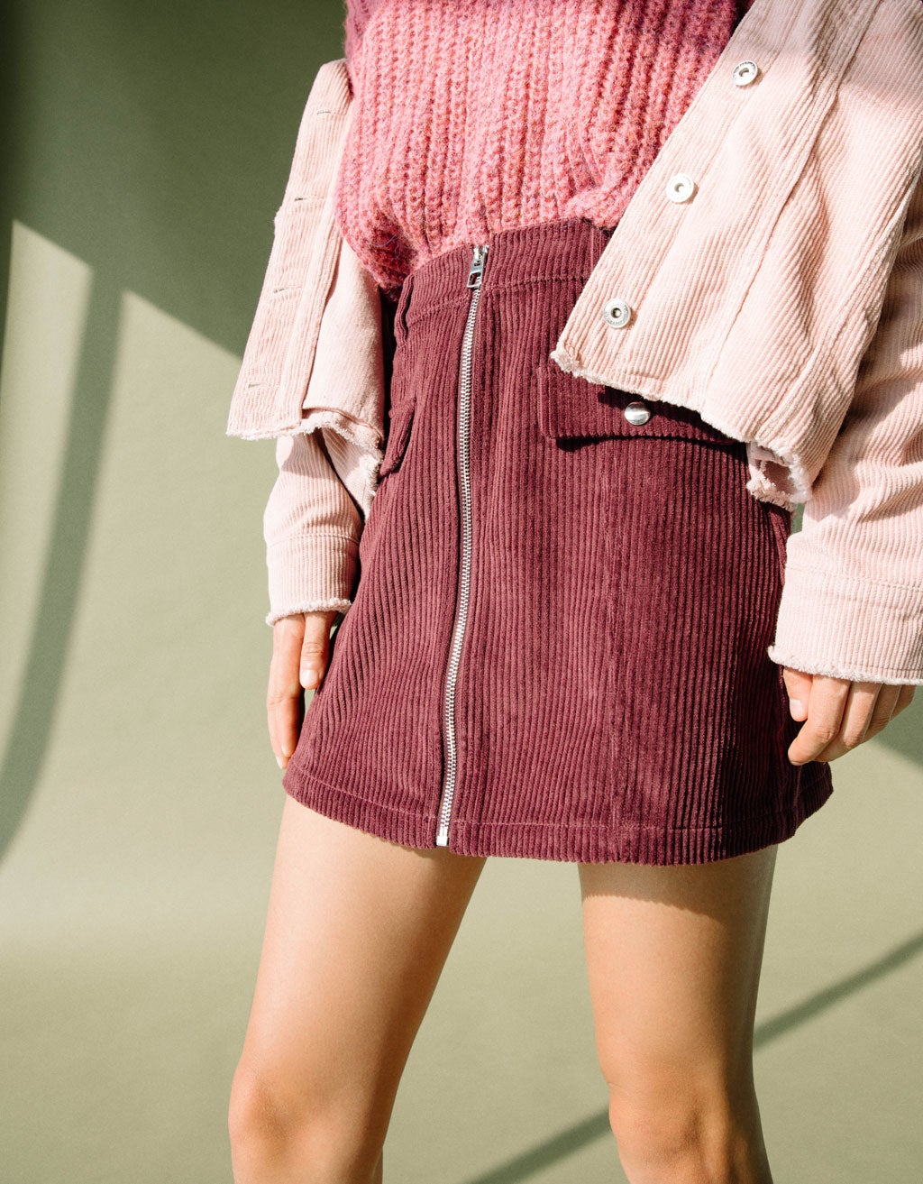 Falda de pana con cremallera de Bershka: 17,99 euros.