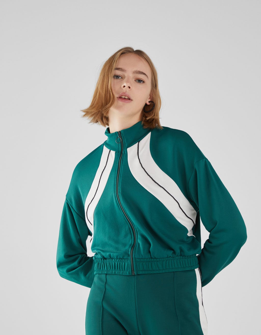Sudadera con bandas delanteras de Bershka: 19,99 euros. Está disponible en más colores.