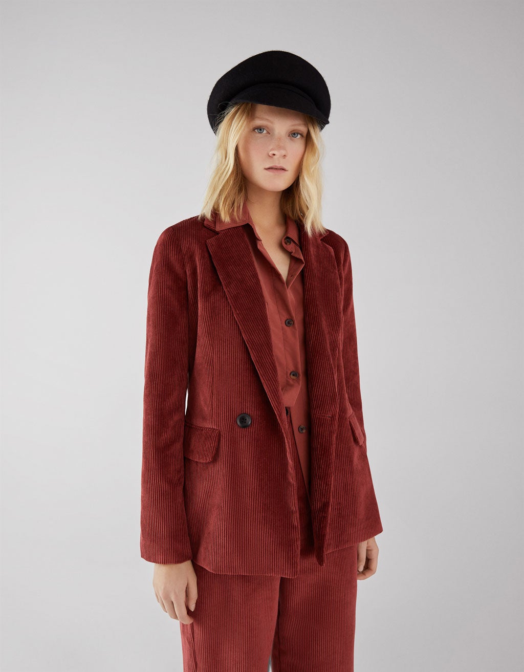 Blazer cruzada de pana de Bershka: 35,99. Disponible en varios colores.