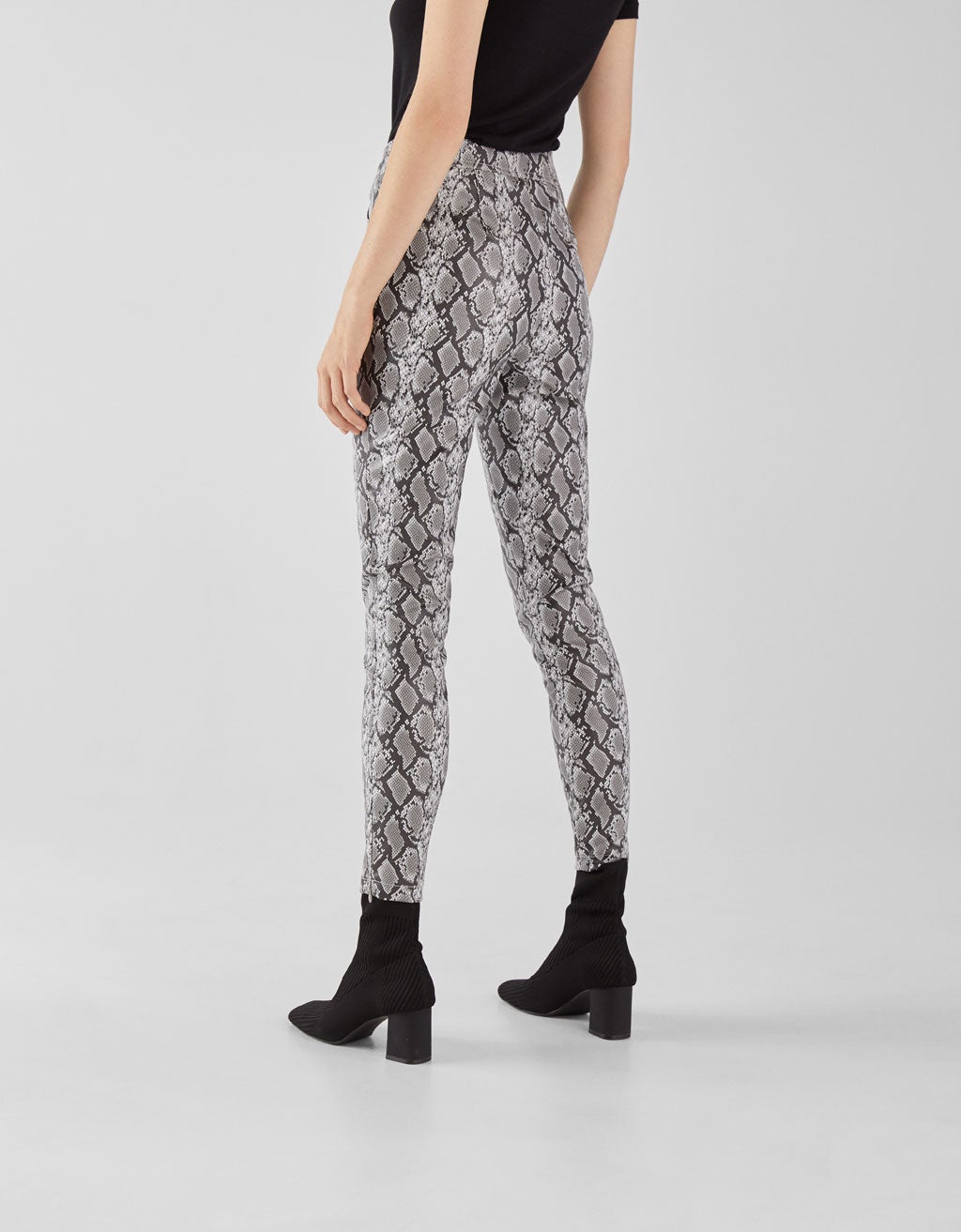 Leggings con estampado de serpiente: 29,99 euros en Bershka.