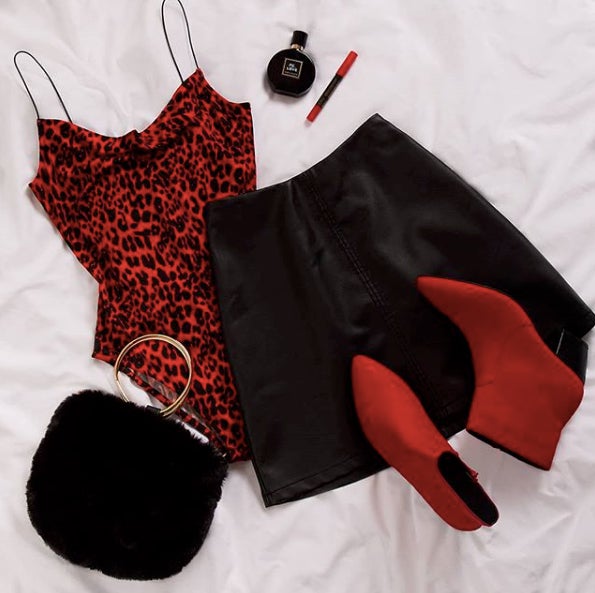 Si te encanta ir combinada de principio a fin, este look de body 'animal print' y falda de cuero es idóneo para cualquier fiesta de otoño. ¡Arrasarás!