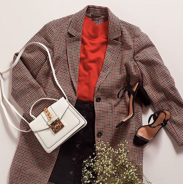 Se trata del abrigo más famoso de Primark y nos proponen este look con falda abotonada y sandalias con tacón alto. ¡Nos gusta!