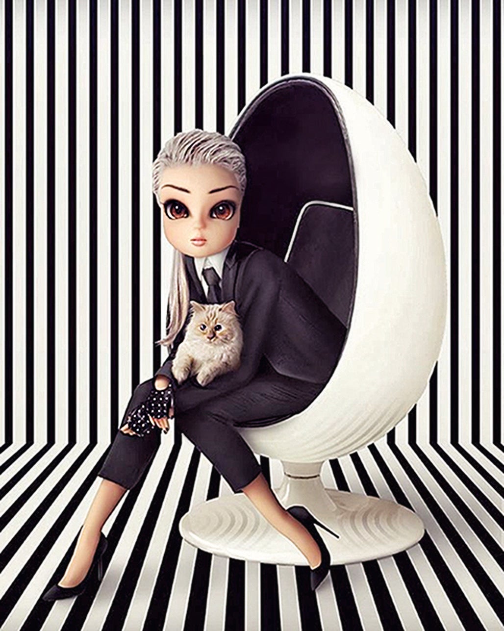 La influencer japonesa caracterizada como Karl Lagerfeld.